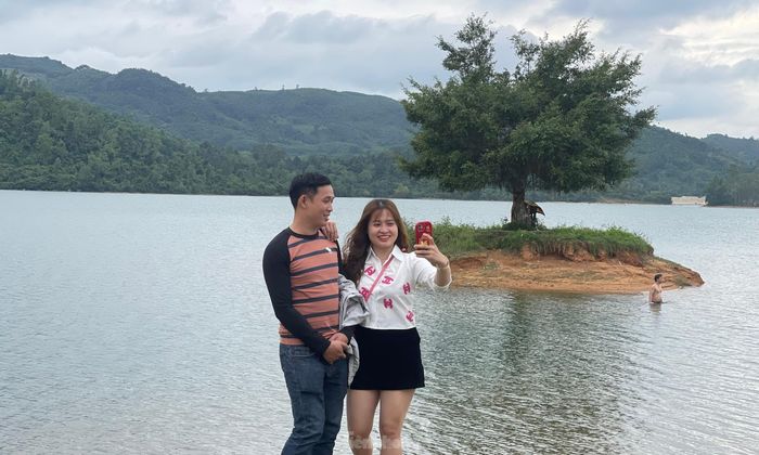 Cây cô đơn là nơi các cặp đôi lưu giữ những khoảnh khắc tình tứ bên nhau.