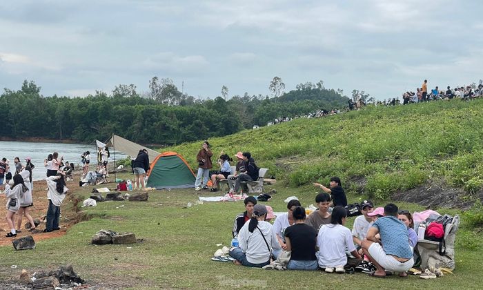 Nhiều nhóm bạn trẻ và các gia đình đến đây thư giãn, trải nghiệm hòa mình với thiên nhiên.