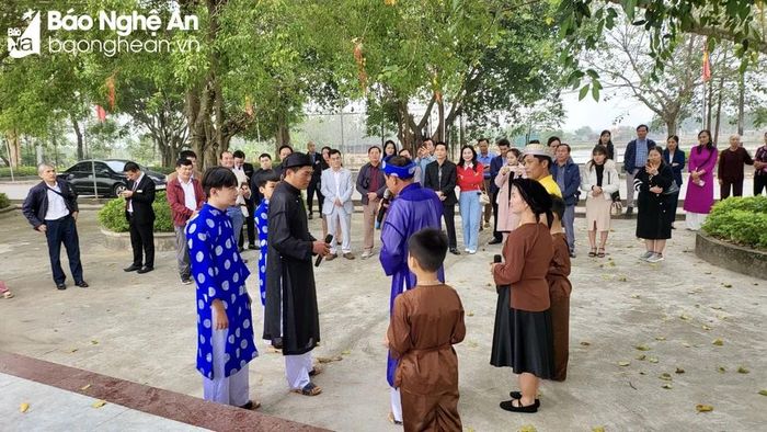 Tiểu phẩm "Người đã về đây" được biểu diễn ở cổng làng Quỳnh Đôi: Ảnh: Hồ Vỹ