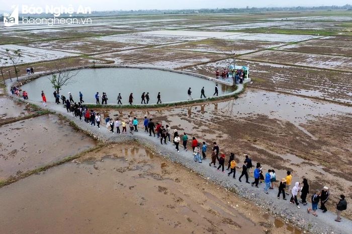 Giếng cổ Bà Cả gắn liền hình ảnh gánh nước trượt chân của nữ sĩ Hồ Xuân Hương. Ảnh: Nhật Thanh