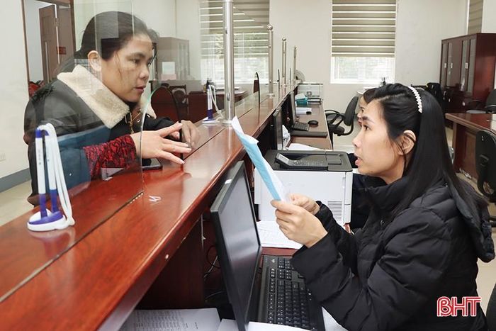 Chi cục Thuế khu vực TP Hà Tĩnh - Cẩm Xuyên hỗ trợ người nộp thuế thực hiện quyết toán thuế thu nhập cá nhân.