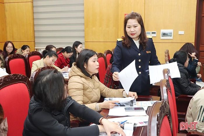 Cán bộ ngành Thuế Hà Tĩnh phát tờ rơi và tài liệu tuyên truyền, hỗ trợ doanh nghiệp quyết toán thuế.