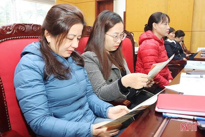 Chị Nguyễn Thị Cảnh – kế toán Công ty CP Xây dựng G98 (bên trái ảnh - PV) được hỗ trợ quyết toán thuế thông qua hội nghị tập huấn.