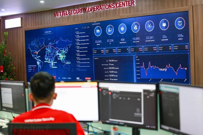 Dù được thành lập chưa lâu, nhưng Trung tâm này đã thể hiện vai trò là “lá chắn thép” giúp các Bộ ngành, địa phương và doanh nghiệp đảm bảo an toàn cho các hoạt động trên không gian mạng. (Ảnh: Minh Sơn/Vietnam+)