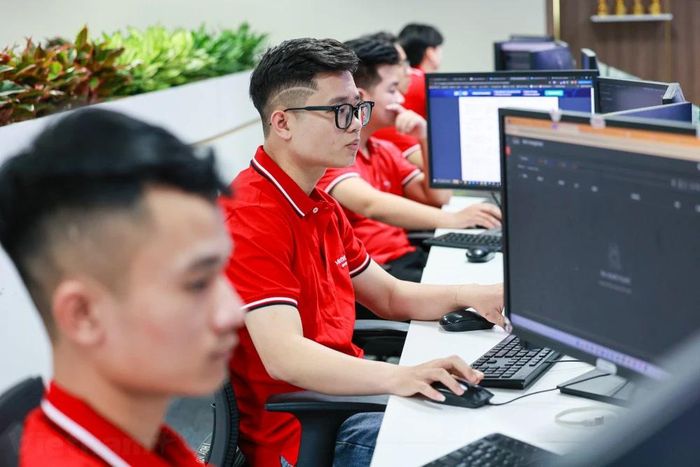 Theo đại diện Viettel Cyber Security, hiện tại Trung tâm có trên 70 nhân sự, thay phiên nhau để trực 24/7 tất cả các ngày trong tuần. Nhiệm vụ chính của Trung tâm là phát hiện sớm tấn công và xử lý hiệu quả các cuộc tấn công mạng tại Việt Nam. (Ảnh: Minh Sơn/Vietnam+)