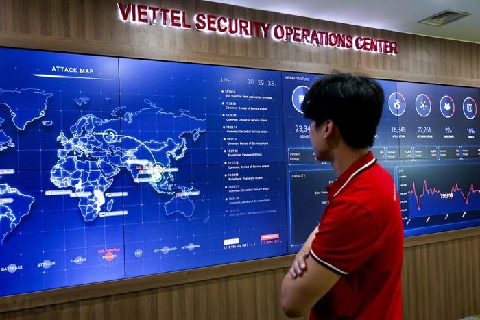 Tùy thuộc vào mức độ các sự cố tấn công mạng các chuyên gia của Trung tâm sẽ đến tận nơi để trực tiếp xử lý cho khách hàng. Những sự cố nghiêm trọng, đội ngũ của Trung tâm phải ăn ngủ nghỉ cả tháng trời với khách hàng để xử lý. (Ảnh: Minh Sơn/Vietnam+)