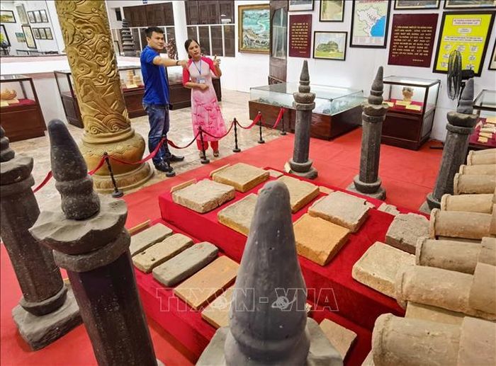 Sưu tập cột kinh Phật thời Đinh (niên đại: Thế kỷ X; hiện lưu giữ tại Bảo tàng tỉnh Ninh Bình) được công nhận bảo vật quốc gia (đợt 12, năm 2023). Ảnh: Thanh Tùng/TTXVN
