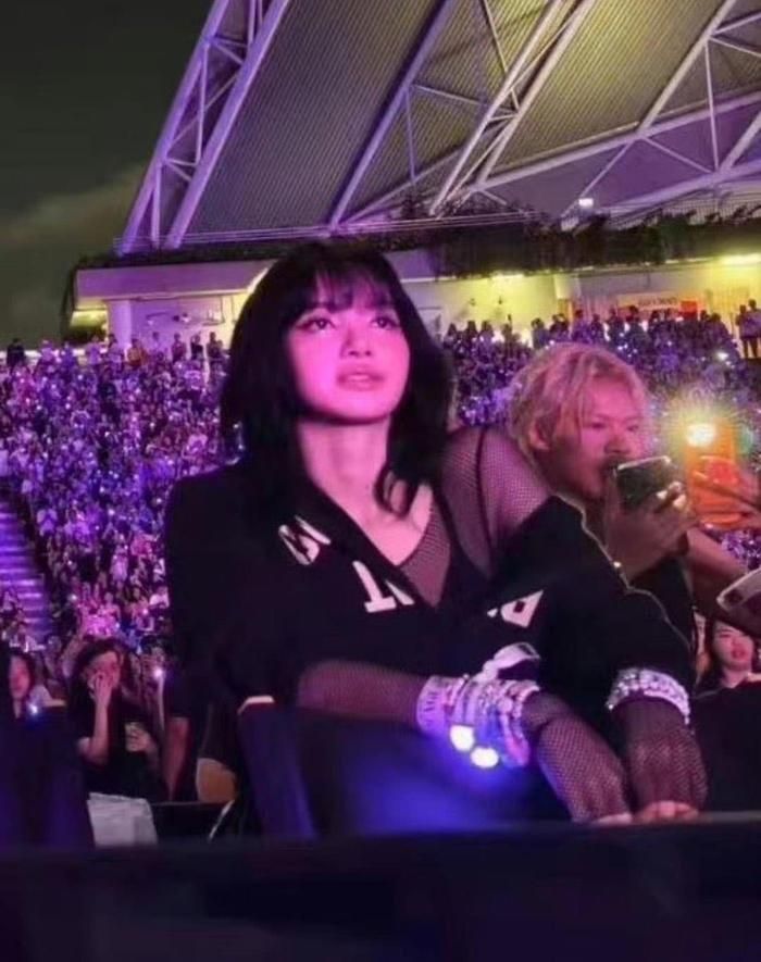 Lisa chăm chú theo dõi các tiết mục biểu diễn của Taylor Swift hệt như một fangirl, cô nàng còn "bội thu" được rất nhiều vòng tay tình bạn. 