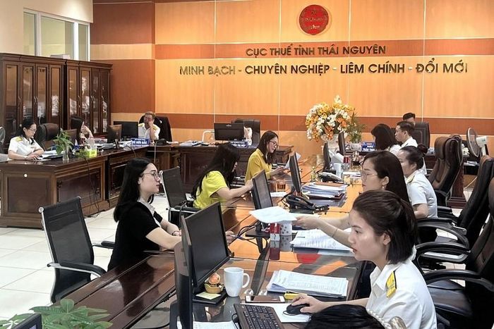 Bộ phận một cửa Cục Thuế tỉnh Thái Nguyên hỗ trợ người nộp thuế thực hiện quyết toán thuế. Ảnh: CT