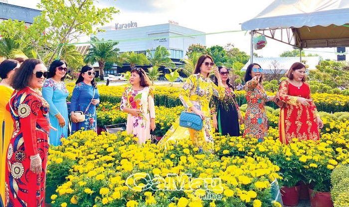 Áo dài được các chị em yêu thích và ưu tiên lựa chọn mặc trong dịp lễ, Tết, các sự kiện quan trọng.