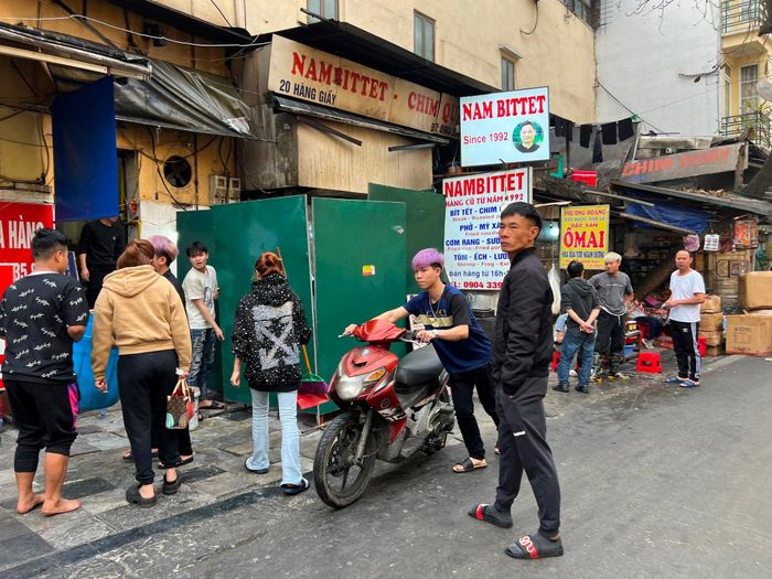 Hình ảnh ban đầu gây phản cảm của "lô cốt" án ngữ trên vỉa hè phố Hàng Giấy.