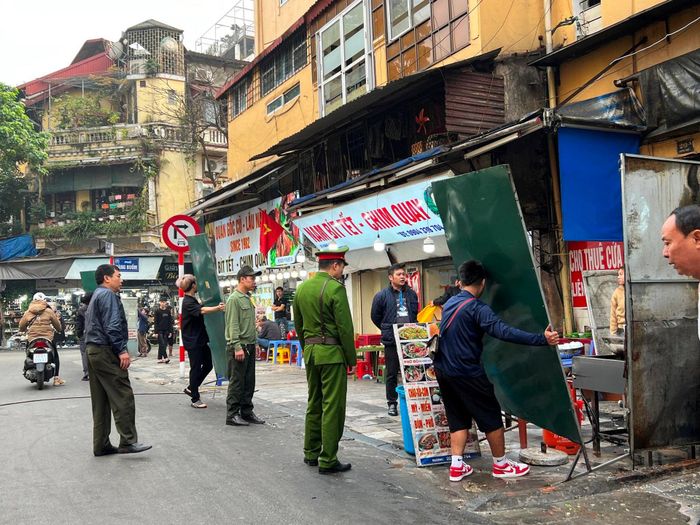 Lực lượng chức năng phá dỡ "lô cốt".