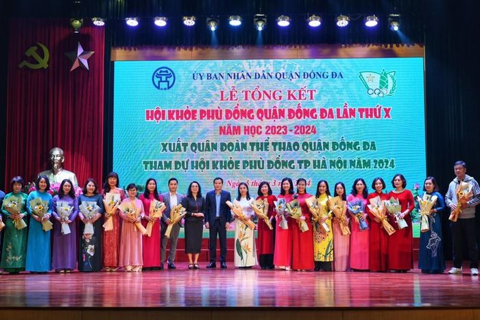 Lãnh đạo quận Đống Đa tặng hoa chúc mừng các đơn vị tham gia.