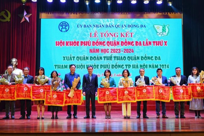 Lãnh đạo quận Đống Đa tặng cờ Đơn vị tiên tiến xuất sắc cho các đơn vị tham gia.