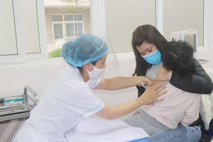 Cha mẹ cần lưu ý đưa trẻ đi tiêm chủng vaccine phòng bệnh ho gà đầy đủ, đúng lịch.