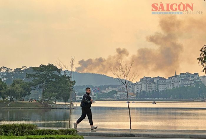 Cột khói cao hàng chục mét có thể nhìn từ trung tâm TP Đà Lạt. Ảnh: ĐOÀN KIÊN