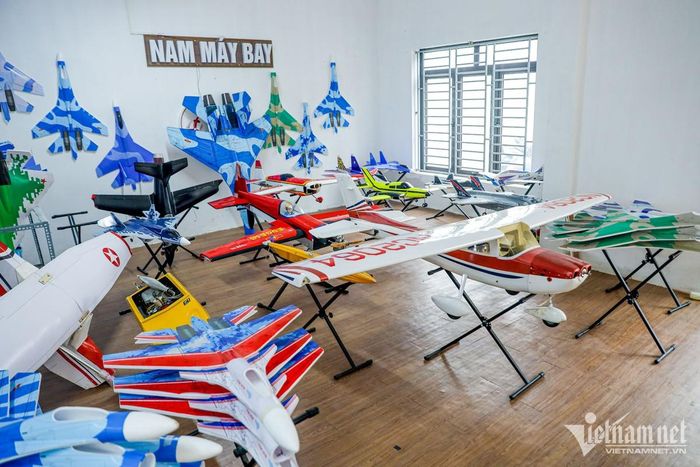 "Tôi đã mày mò, tìm hiểu qua nhiều trang tư liệu quốc tế. Hiện tại những chiếc máy bay do người Việt làm có giá rẻ hơn. Thời gian nhận hàng cũng giảm đi rất nhiều, khách không còn phải chờ đợi hàng tháng trời như khi mua hàng ở nước ngoài", anh nói.