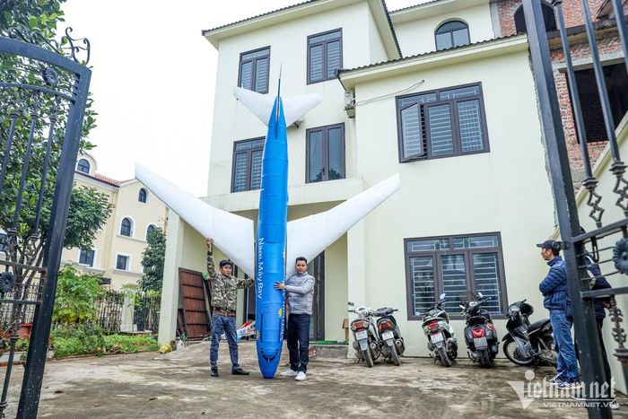 Lưu Văn Nam (30 tuổi, Hà Nội) có biệt danh "Nam máy bay", đang sở hữu dàn phi cơ điều khiển từ xa với hơn 300 chiếc lớn, nhỏ. Trong số này có một chiếc mô phỏng Boeing 747 dài 5,5m với 8 động cơ đẩy, đang trong quá trình hoàn thiện.