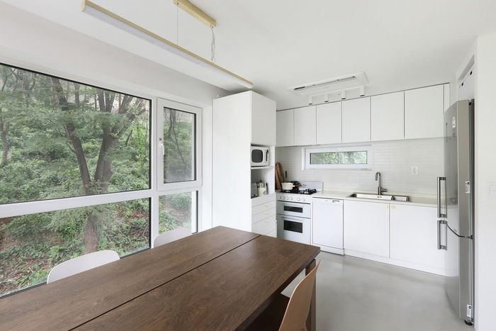 Nhà bếp với khu vực ăn uống bố trí tại tầng 2. Phòng vệ sinh thứ hai thiết kế ở tầng 3.