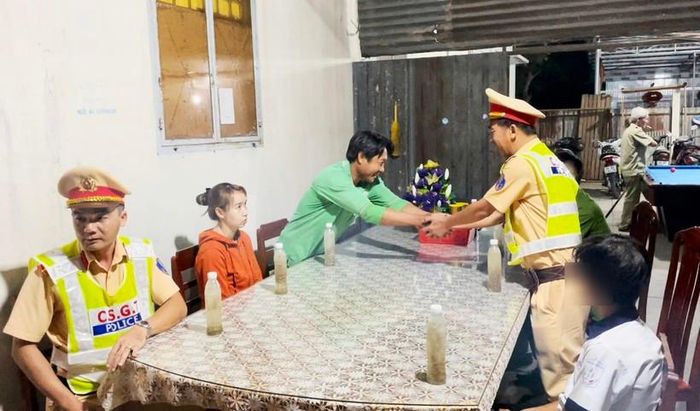 Các chiến sĩ CSGT đưa bé N. đi lạc đường về với gia đình.