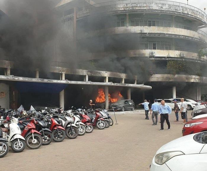 Hỏa hoạn làm khói đen bao trùm cả khu vực.