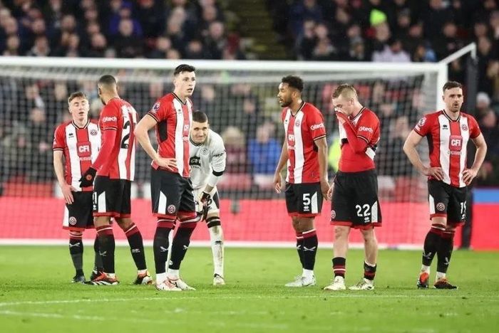 Cầu thủ Sheffield thất vọng vì "vỡ trận" quá sớm. Ảnh: Getty.