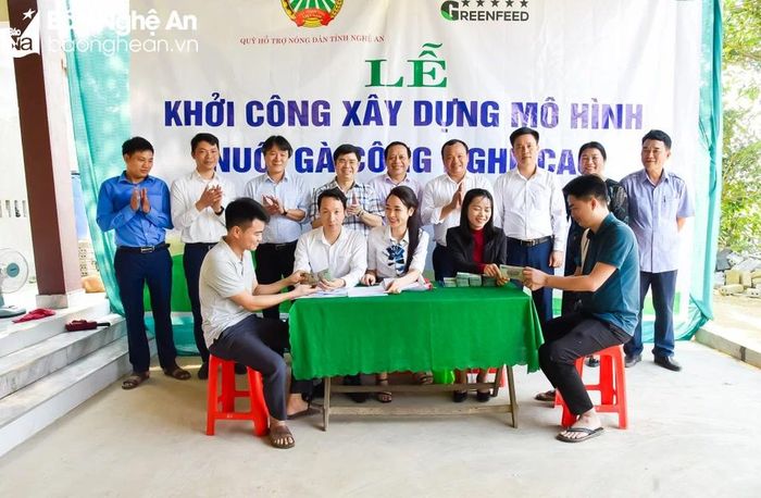  Hội Nông dân tỉnh giải ngân nguồn quỹ hỗ trợ cho các hộ nông dân thực hiện dự án chăn nuôi gà công nghệ cao. Ảnh: TL 