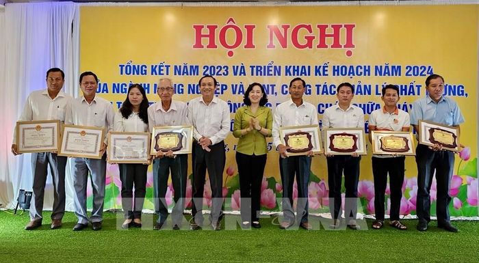 Lãnh đạo tỉnh An Giang tặng bằng khen cho các tập thể, cá nhân đóng góp vào tăng trưởng ngành nông nghiệp tỉnh. Ảnh: Thanh Sang -TTXVN