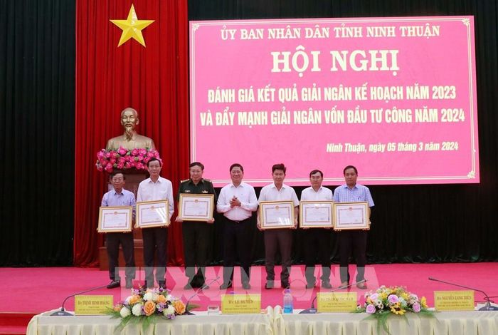 Chủ tịch UBND tỉnh Ninh Thuận Trần Quốc Nam tặng Bằng khen cho các tập thể và cá nhân có thành tích xuất sắc, tiêu biểu trong thực hiện giải ngân vốn đầu tư công năm 2023. Ảnh: Công Thử - TTXVN