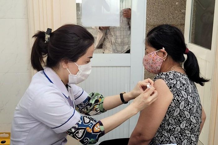 Người dân được tiêm vắc xin phòng bệnh dại sau khi bị chó cắn - Ảnh: CDC Đồng Nai