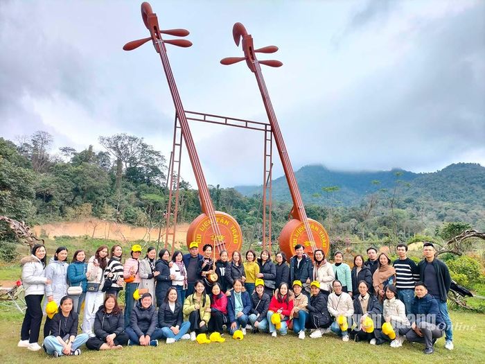 Cây đàn Tính Tân Trào - một địa chỉ chụp ảnh được du khách trong và ngoài nước yêu thích tìm đến khi du lịch tại Sơn Dương.