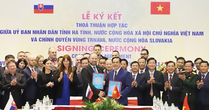 Chủ tịch UBND tỉnh Võ Trọng Hải và Chủ tịch vùng Trnava (Cộng hòa Slovakia) trao đổi bản thỏa thuận hợp tác (Ảnh BHT).