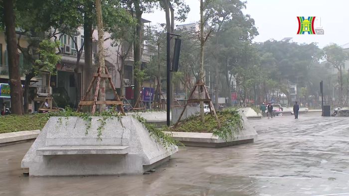 Thiết kế bồn hoa được cách điệu thành các chiến lũy đường phố nhằm gợi lại hình ảnh chiến đấu hào hùng của quân dân ta