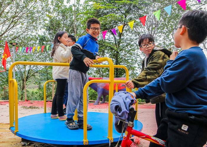  Các hạng mục, thiết bị đều được làm từ các vật liệu thân thiện với môi trường và có màu sắc tươi tắn, bắt mắt thu hút các em nhỏ. 