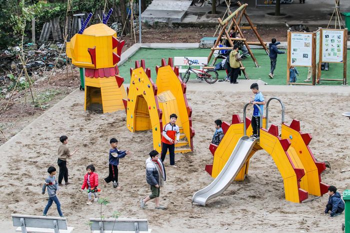  Được cải tạo từ khu đất bỏ hoang trần ngập rác thải và cỏ dại mọc um tùm, hiện nay khu đất đã trở thành công viên đa năng, có khu vui chơi dành cho trẻ em, các thiết bị tập luyện thể dục, thể thao, có các đường đi dạo… 