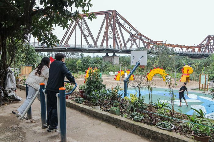  Với không gian thoáng đãng, môi trường sạch sẽ cùng nhiều khu chức năng, người dân sinh sống tại khu vực này cảm thấy hào hứng và dần coi công viên Phúc Tân là điểm đến quen thuộc mỗi buổi chiều. 