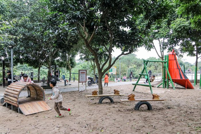  Các thiết bị, kết cấu lắp đặt tại đây được tận dụng các vật liệu tự nhiên và vật liệu tái chế, dễ thay thế nhưng vẫn đáp ứng tốt các nhu cầu sử dụng thiết thực của cộng đồng. 