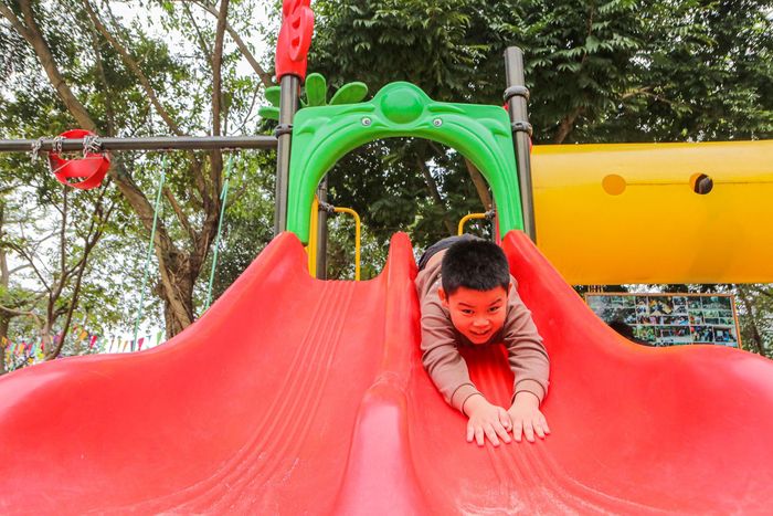  Không chỉ thu hút người dân, sân chơi còn là địa điểm được nhiều học sinh, sinh viên lựa chọn làm điểm vui chơi dịp cuối tuần bởi không gian xanh và nhiều hạng mục phục vụ cả nhu cầu giải trí và rèn luyện sức khỏe. 