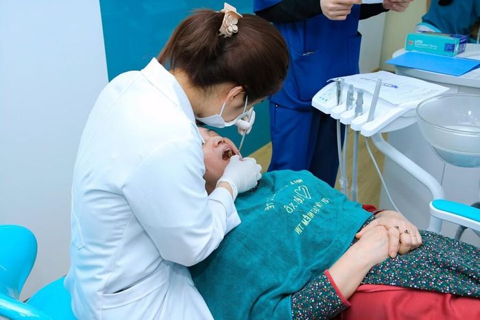 Các hội viên hội phụ nữ được thăm khám răng miệng miễn phí.