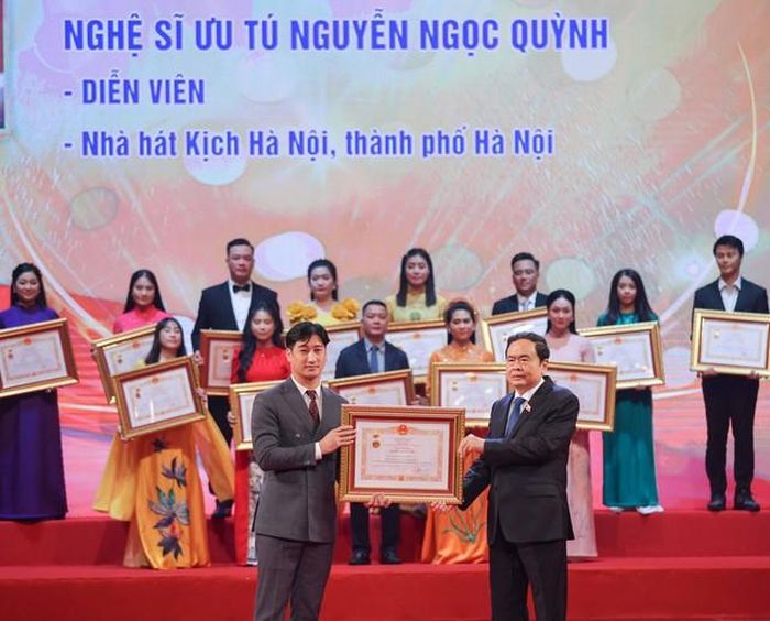 Ủy viên Bộ Chính trị, Phó Chủ tịch Thường trực Quốc hội Trần Thanh Mẫn trao danh hiệu "Nghệ sĩ ưu tú" cho nghệ sĩ Nguyễn Ngọc Quỳnh, Nhà hát kịch Hà Nội. Ảnh: Thanh Tùng - TTXVN