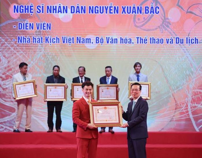 Chủ tịch nước Võ Văn Thưởng trao tặng danh hiệu “Nghệ sĩ nhân dân” cho nghệ sĩ Nguyễn Xuân Bắc. Anh hiện là Giám đốc Nhà hát Kịch Việt Nam (Bộ VH, TT và DL). Ảnh: Thanh Tùng - TTXVN