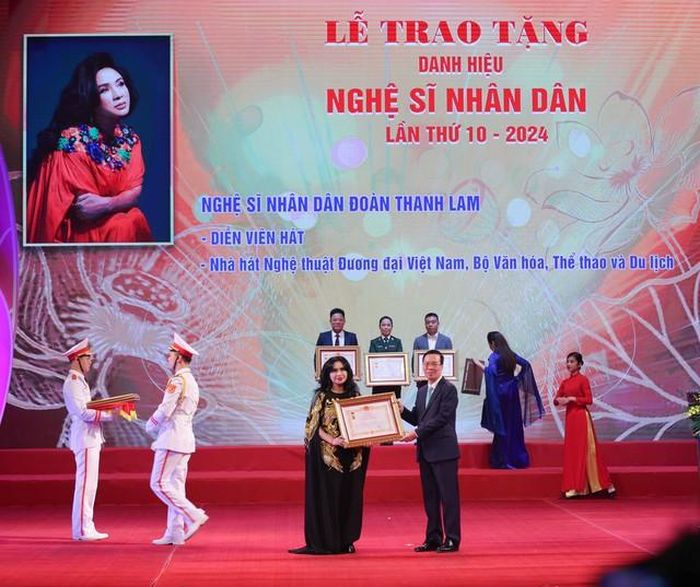 Chủ tịch nước Võ Văn Thưởng trao tặng danh hiệu “Nghệ sĩ nhân dân” cho nghệ sĩ Đoàn Thanh Lam, Nhà hát Nghệ thuật Đương đại Việt Nam (Bộ VH, TT và DL). Ảnh: Thanh Tùng - TTXVN