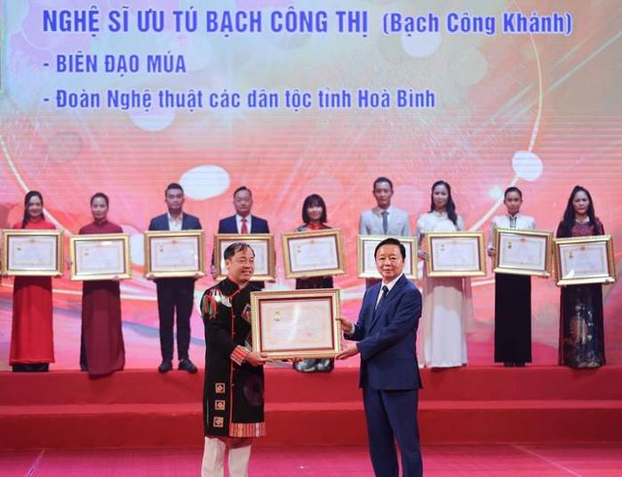 Phó Thủ tướng Trần Hồng Hà trao tặng danh hiệu “Nghệ sĩ ưu tú” cho nghệ sĩ Bạch Công Thị. Ảnh: Thanh Tùng– TTXVN