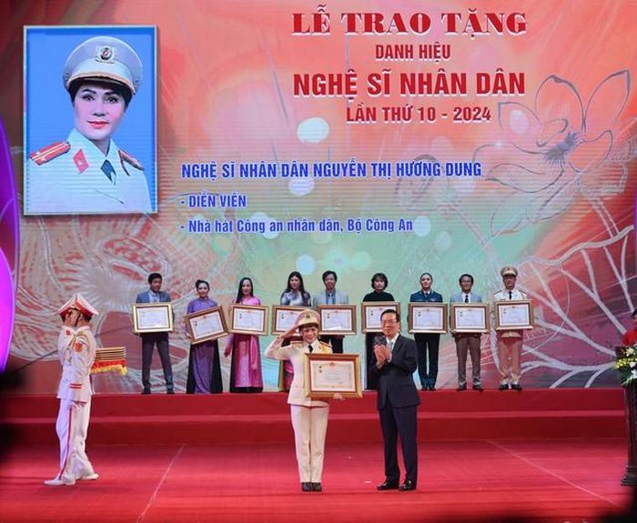 Chủ tịch nước Võ Văn Thưởng trao tặng danh hiệu “Nghệ sĩ nhân dân” cho nghệ sĩ Nguyễn Thị Hương Dung, diễn viên Nhà hát Công an nhân dân (Bộ Công an). Ảnh: Thanh Tùng - TTXVN