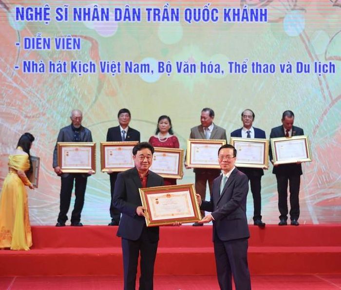 Chủ tịch nước Võ Văn Thưởng trao tặng danh hiệu “Nghệ sĩ nhân dân” cho nghệ sĩ Trần Quốc Khánh, Nhà hát kịch Việt Nam. Ảnh: Thanh Tùng – TTXVN