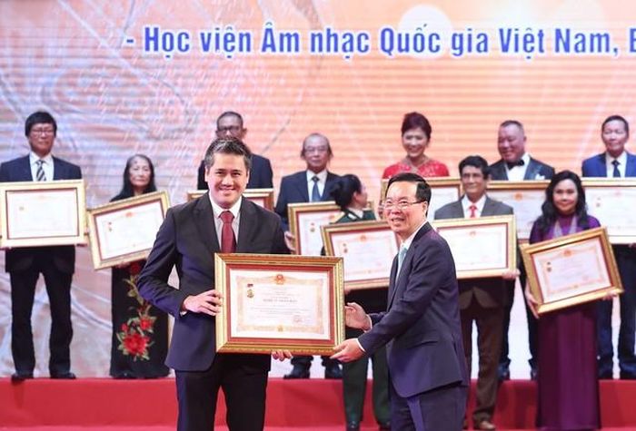 Chủ tịch nước Võ Văn Thưởng trao tặng danh hiệu vinh dự Nhà nước “Nghệ sĩ nhân dân” cho nghệ sỹ Bùi Công Duy. Anh hiện là Phó Giám đốc Học viện Âm nhạc Quốc gia Việt Nam. Ảnh: Thống Nhất – TTXVN