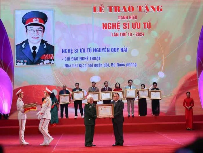 Bộ trưởng Nguyễn Văn Hùng trao danh hiệu "Nghệ sĩ ưu tú" cho nghệ sĩ Nguyễn Quý Hải, Nhà hát kịch nói quân đội (Bộ Quốc Phòng). Ảnh: Thanh Tùng - TTXVN
