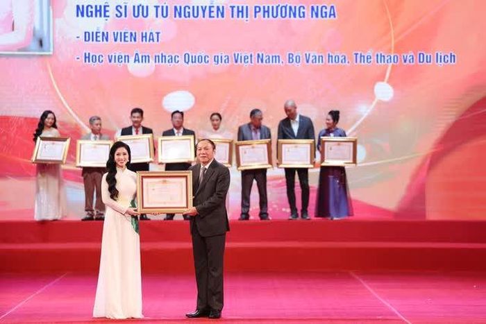 TS - ca sĩ Phương Nga chính thức được phong danh hiệu NSƯT. Chị từng giành ngôi vị quán quân lần đầu tiên cuộc thi Sao Mai (tên ban đầu là Liên hoan Tiếng hát Truyền hình toàn quốc) năm 2001. Hiện chị là Phó trưởng Khoa Thanh nhạc - Học viện Âm nhạc Quốc gia Việt Nam. Ảnh: Hòa Nguyễn