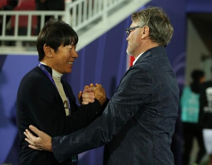 HLV Shin Tae-yong (trái) mong muốn các tuyển thủ Indonesia không nên ăn chay vào thời điểm gặp Việt Nam
