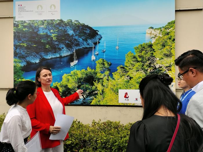  Tổng lãnh sự Pháp tại TPHCM, bà Emmanuelle Pavillon-Grosser giới thiệu một địa điểm thi đấu. Ảnh: ĐỖ VĂN 